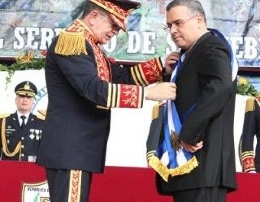 El general David Munguía y el expresidente Mauricio Funes. Foto: Ministerio de Defensa de El Salvador.