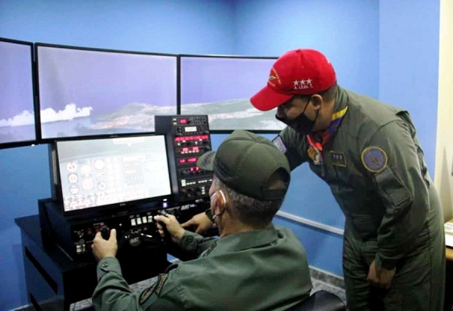 El ministro de la Defensa es instruido en el manejo de los simuladores. Foto: Prensa FANB
