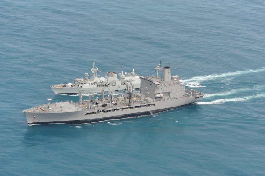 El AO Montt en entrenamiento junto al HMCS Vancouver de la Armada Real Canadiense. Foto: Armada Real Canadiense