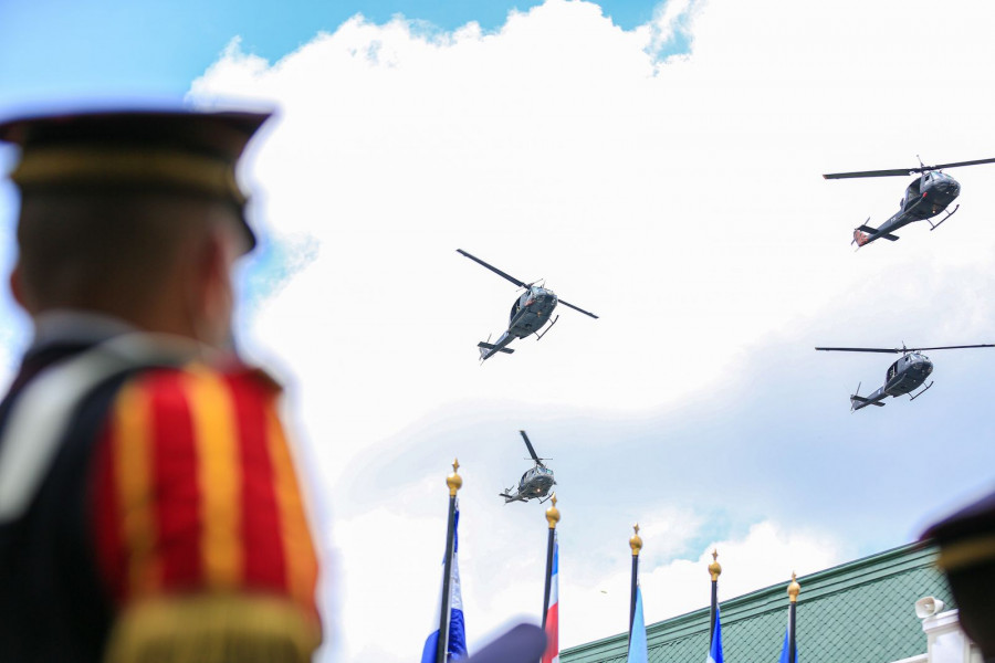 Helicópteros de la Fuerza Aérea sobrevuelan la Casa Presidencial de El Salvador. Foto: Presidencia de El Salvador.