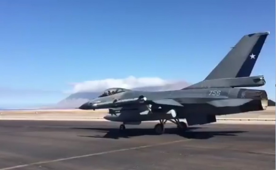 Un Lockheed Martin F-16A MLU de la FACh con misiles de entrenamiento CATM-120. Imagen: FACh