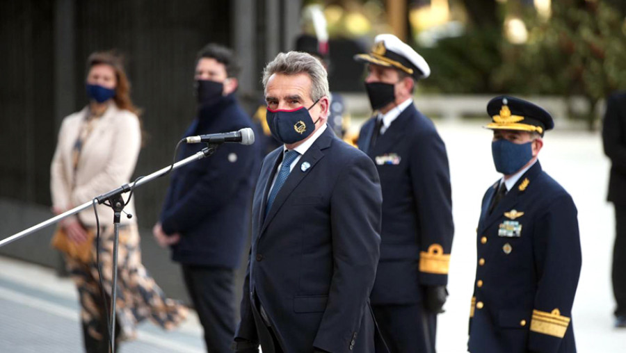 El ministro Rossi en el acto por la Revolución de Mayo. Foto: Ministerio de Defensa