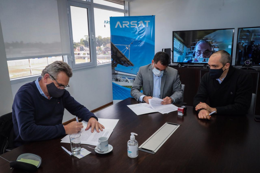 El ministro de Defensa, Agustín Rossi Izq, durante la firma del convenio junto a directivos de Arsat. Foto: Ministerio de Defensa