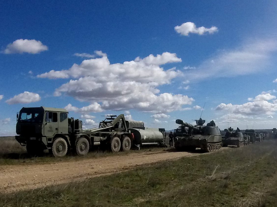 Abastecimiento de combustible por la Aalog 61 a unidades en ejercicio. Foto: Ejército de Tierra