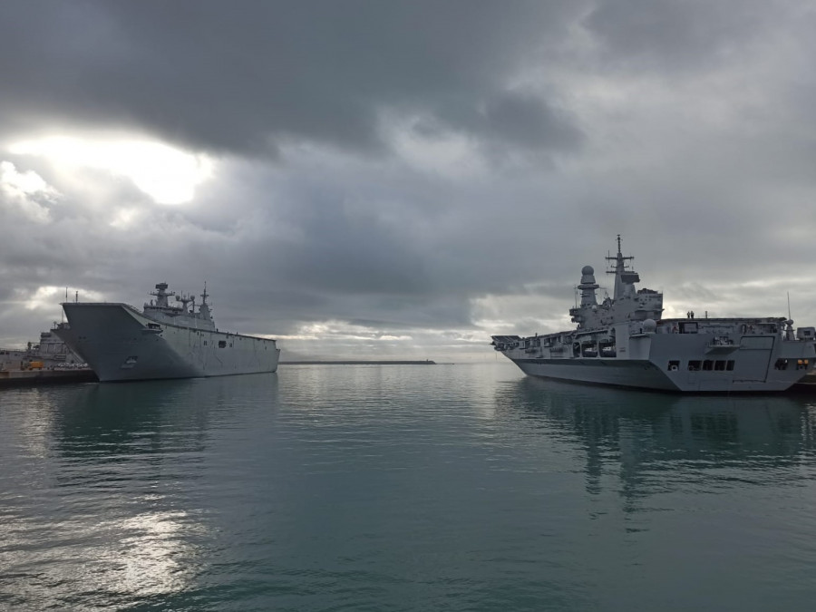 Los portaviones Juan Carlos I y Cavour en la base de Rota. Foto: Armada española