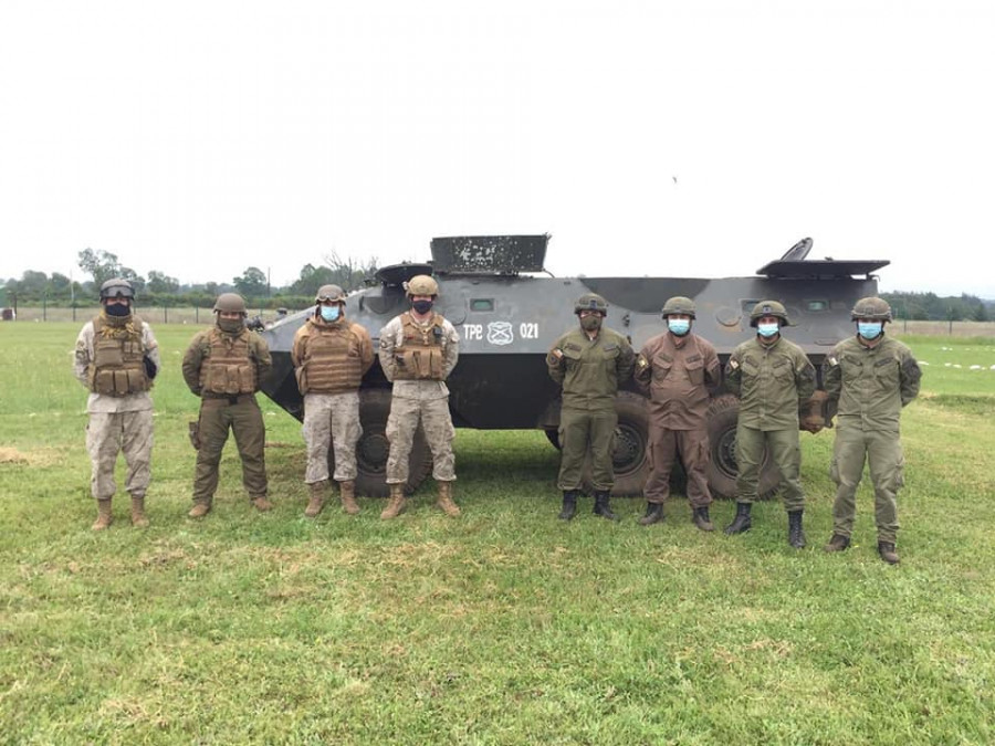Personal del Ejército y Carabineros Junto a un TPB Mowag Famae Piraña 6x6 de Carabineros. Foto: Ejército de Chile