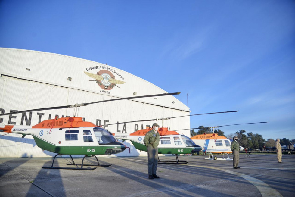 Los tres AB 206 B1 que recibieron las Fuerzas Federales de Seguridad. Foto: Ministerio de Seguridad.