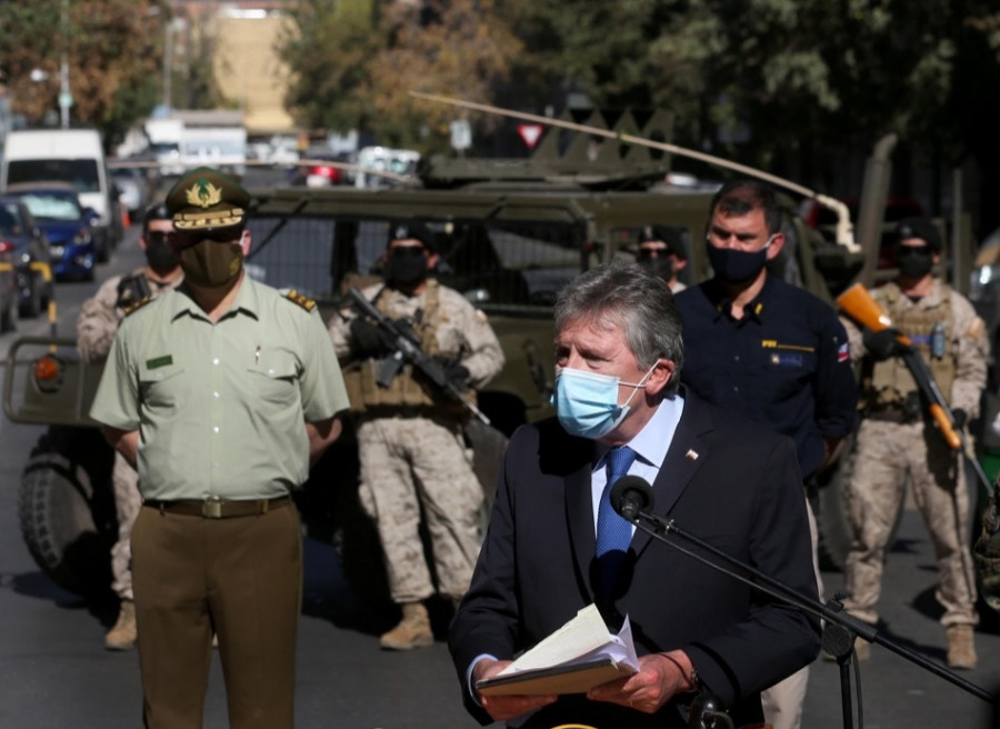 El ministro Espina detalla el plan de fiscalización de las FFAA y policías. Foto: Mindef Chile