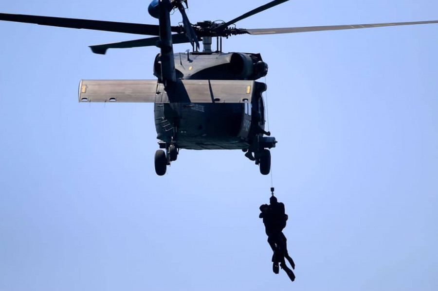 Los cadetes presenciaron un ejercicio de rescate en el mar efectuado por un Black Hawk del Grupo de Aviacion N° 9. Foto: Escuela de Aviación