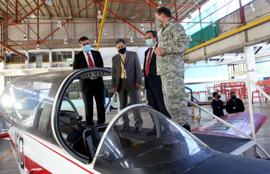 El ministro Desbordes y el general Merino junto a un Enaer T-35 Pillán. Foto: Ministerio de Defensa Nacional