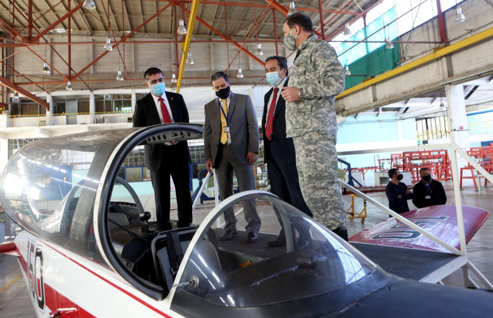 El ministro Desbordes y el general Merino junto a un Enaer T-35 Pillán. Foto: Ministerio de Defensa Nacional