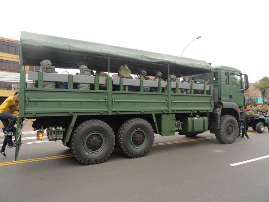 Camión portatropa MAN 6x6 del Ejército del Perú. Foto: Peter Watson  Infodefensa.com