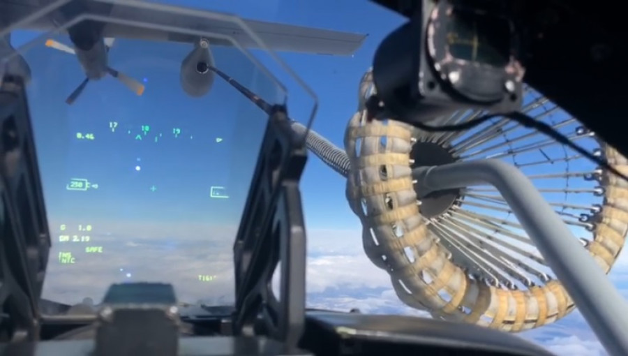 Un F-5 Tigre III realiza un reabastecimiento aéreo desde un KC-130R. Foto: FACh