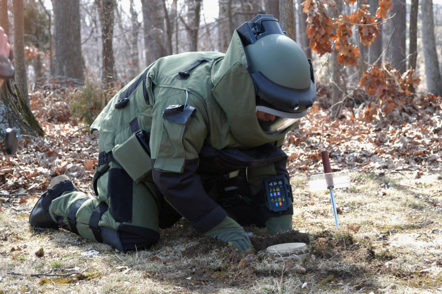 Especialista en desactivación de explosivos con traje EOD pesado. Foto: US Army