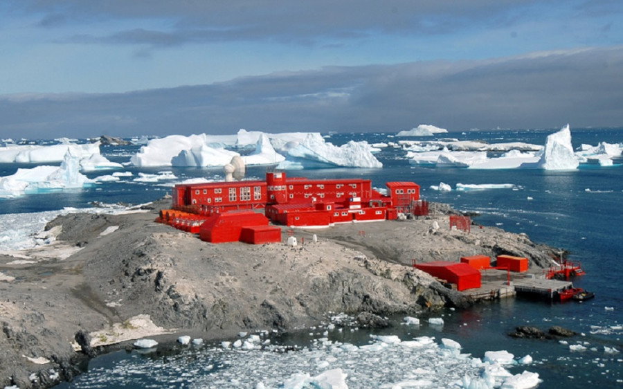La base está en la península Antártica, en el islote Isabel Riquelme de la rada Covadonga. Foto: Ejército de Chile