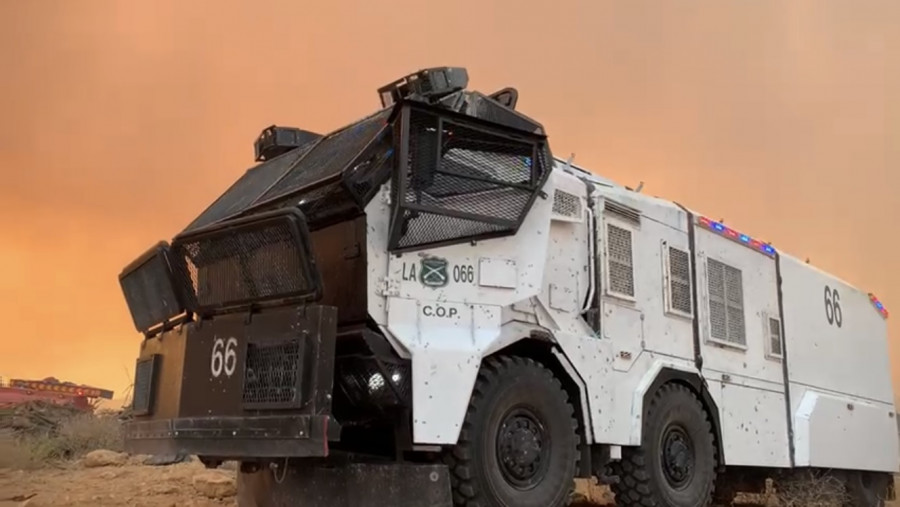 La Prefectura Control Orden Público destinó cinco carros lanzaguas para apoyar la emergencia. Foto: Carabineros de Chile
