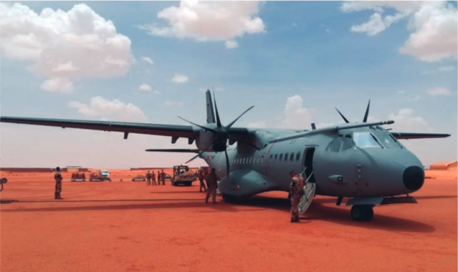 El avión C-295 del destacamento Mambaen la pista de tierra de Bouar, en la República Centroafricana. Foto: Emad