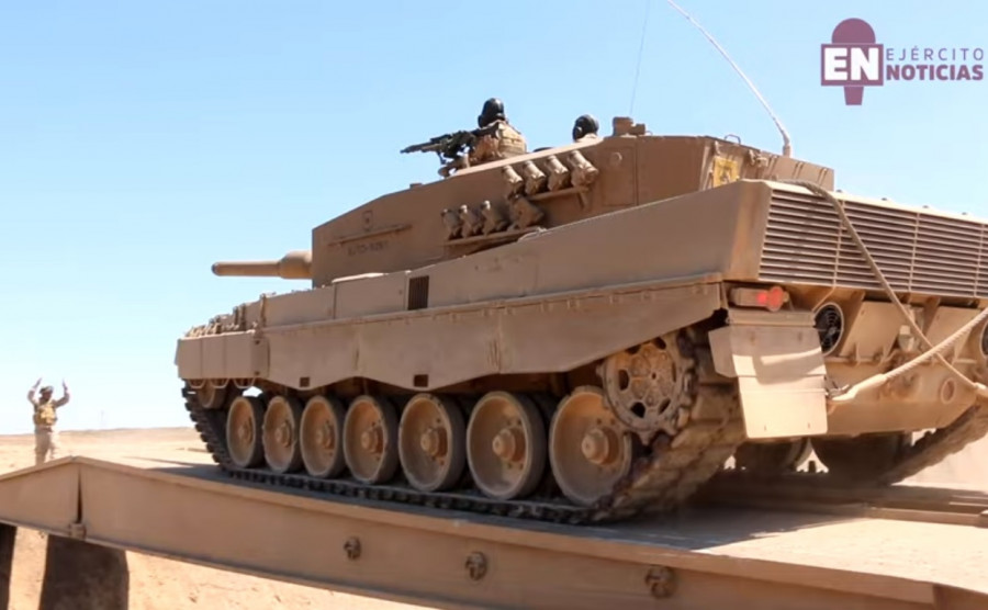 Paso de tanque Leopard 2A4 por vehículo lanza puente Leguan. Imagen: Ejército de Chile
