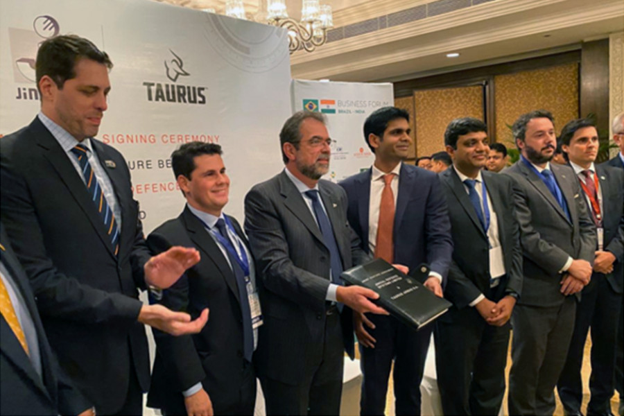Salesio Nuhs Taurus, e executivos do Jindal Group: acordo assinado.