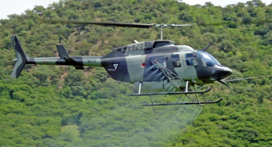 La Fuerza Aérea Salvadoreña realiza practicas de fumigación contra langosta. Foto: FAS