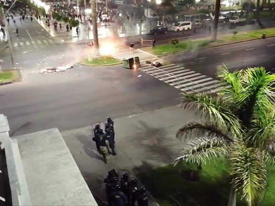 El personal repelió el violento ataque con armamento reglamentario y gas lacrimógeno. Foto: Armada de Chile