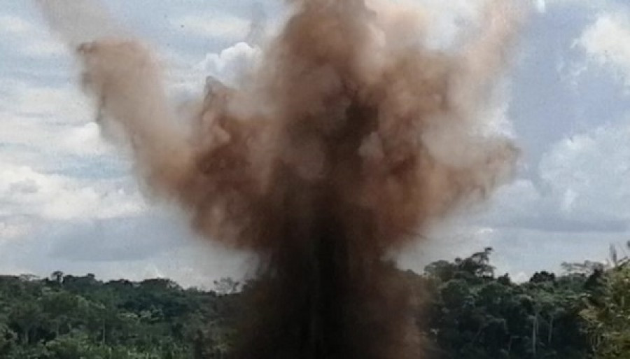Detonación de explosivos para inhabilitar una pista de aterrizaje clandestina. Foto: Comando Conjunto de las FFAA del Perú