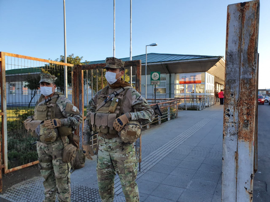 Infantes de Marina prestando labores de seguridad en el Centro de Salud Familiar de Hualpén. Foto: Armada de Chile