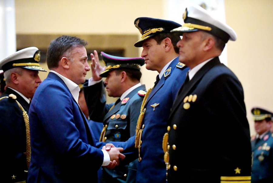 El ministro censurado, Luis López Julio, saludando al Alto Mando Militar, en un acto reciente. Foto: Agencia Boliviana de Información