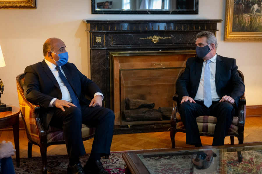 El gobernador Juan Manzur junto al ministro Agustín Rossi. Foto: Gobierno de Tucumán