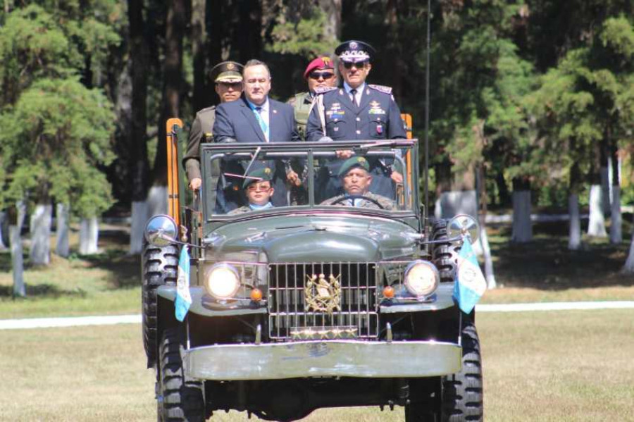 El presidente Giammattei y el general Alemán, pasan revista a las tropas. Foto: Ministerio de Defensa de Guatemala.
