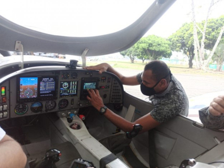Panel de control de un T-90 Calima de la Fuerza Aérea Colombiana. Fotos: FAC