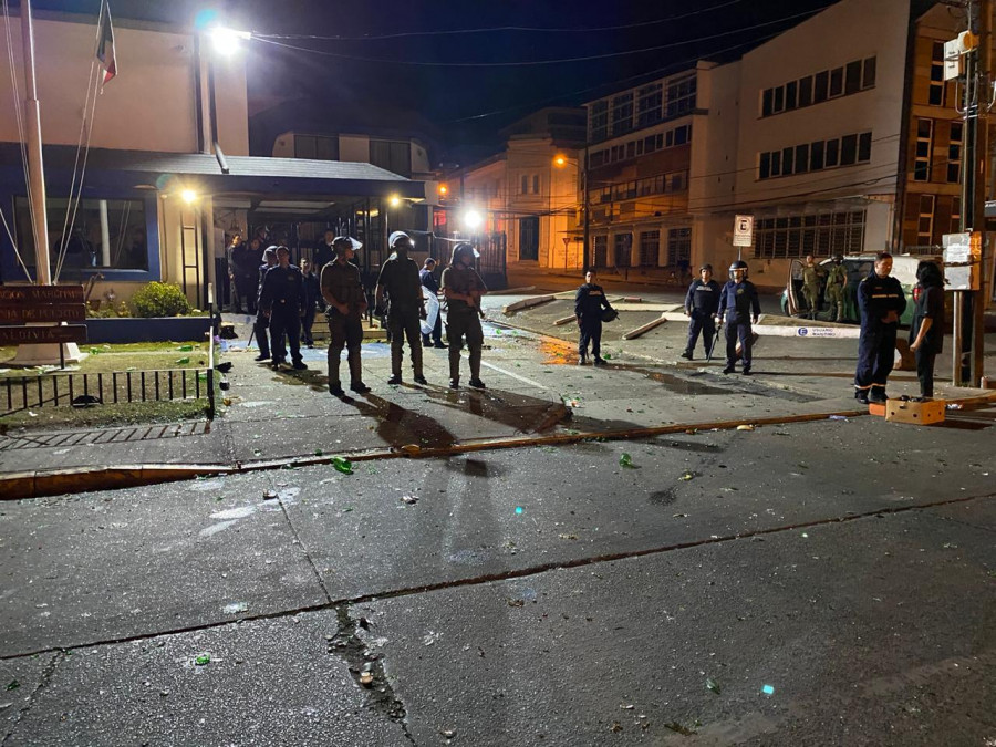 El personal naval y policial custodian el acceso al edificio tras el ataque. Foto: Pura Noticia