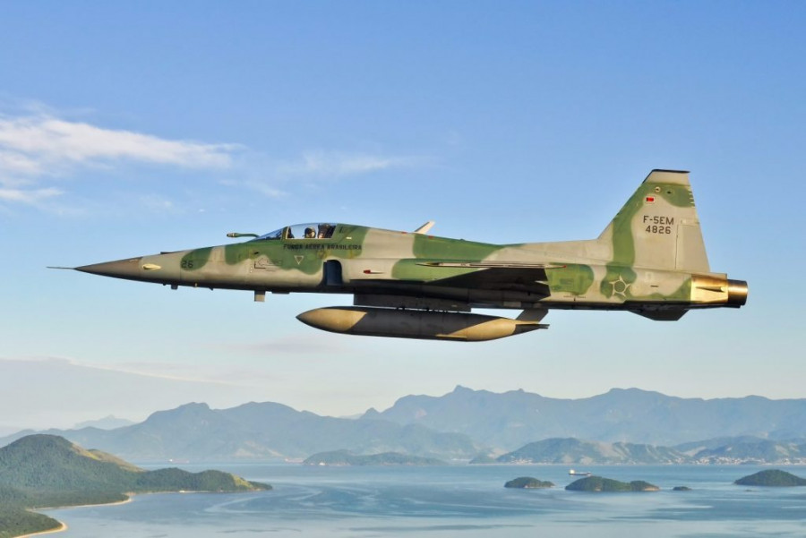 F-5EM modernizado: mira montada em capacete, mísseis BVR e capacidade LDSD avançadas.