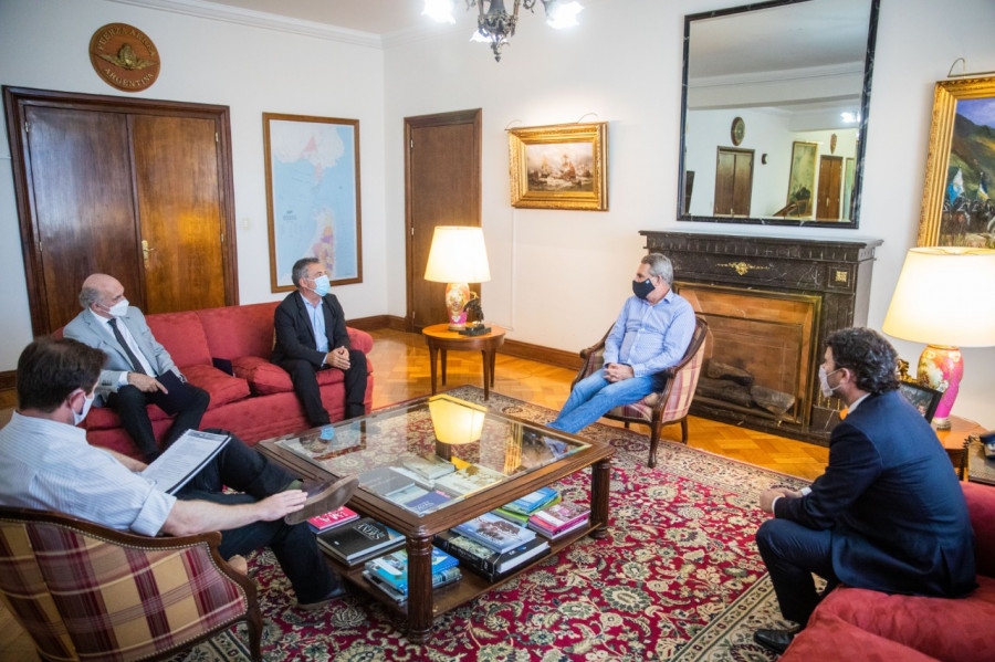Reunión entre el embajador Sergio Urribarri y el ministro de Defensa, Agustin Rossi. Foto: Sergio Urribarri.