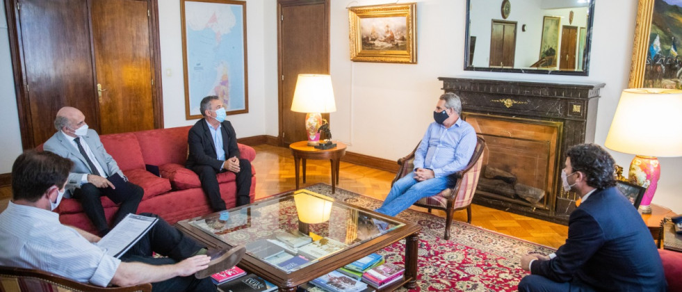 Reunión entre el embajador Sergio Urribarri y el ministro de Defensa, Agustin Rossi. Foto: Sergio Urribarri.