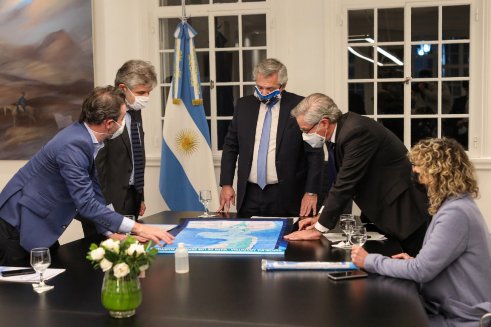 El presidente Alberto Fernández centro y el canciller Felipe Solá derecha. Foto: Casa Rosada