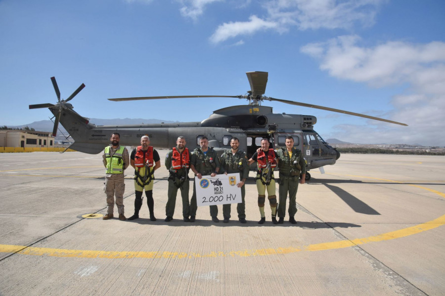 Personal del Ala 46 celebra las 2000 horas de vuelo de los Super Puma. Foto: EA
