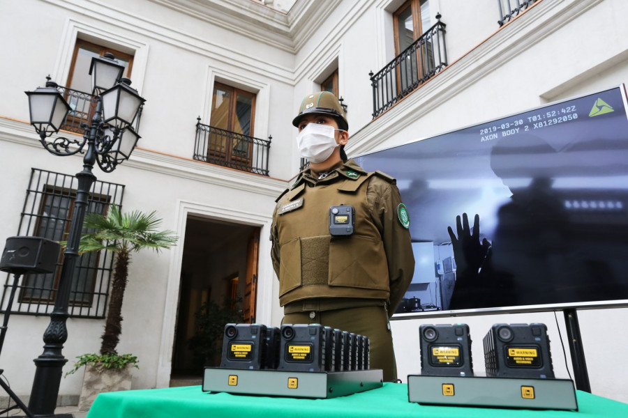 Ceremonia de presentación de las nuevas s Edesix Video Badge VB400. Foto: Ministerio del Interior