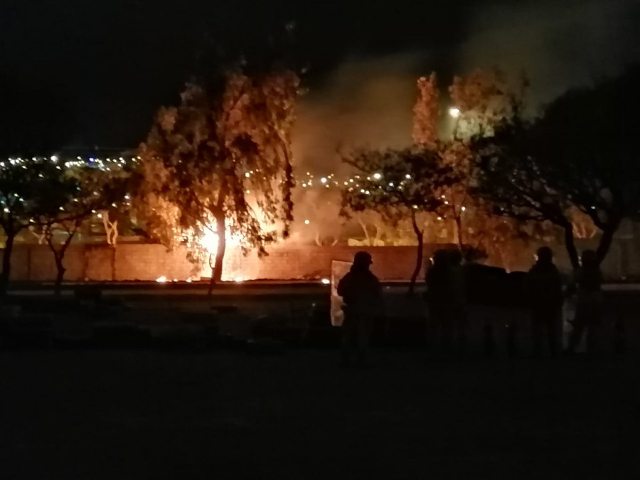 El cuartel militar fue alcanzado por bombas incendiarias y piedras. Foto: Twitter WolfGermany2