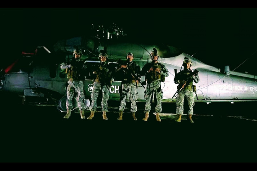 Infantes de Aviación de la FACh junto al Black Hawk destinado a la Guarnición Aérea Transitoria. Foto: FACh