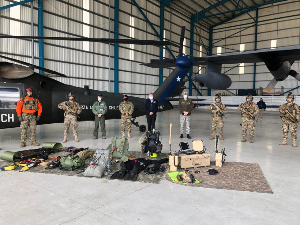 El ministro de Defensa de Chile, Alberto Espina, junto a integrantes de la UTAFE de la IIª Brigada Aérea. Foto: FACh