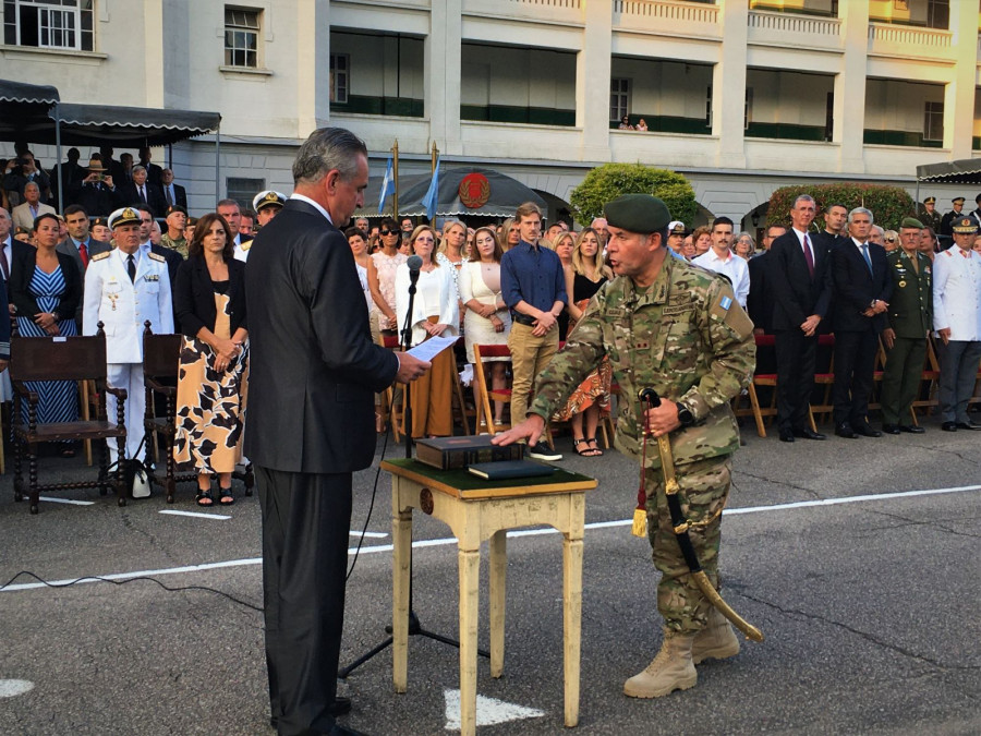 El ministro Rossi y el nuevo jefe del Ejército, general Cejas. Foto: Infodefensa.