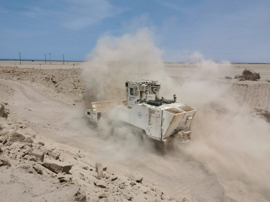 Operación de desminado mecánico con maquinaria MW 370 de Pearson Engineering. Foto: Ejército de Chile