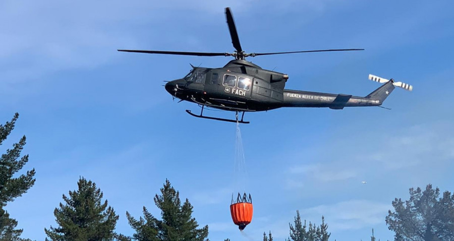 Los Bell 412EP de la FACh cuentan con el sistema Bambi Bucket para misiones CIF. Foto: Conaf