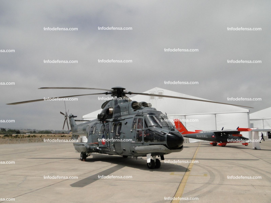 Helicóptero Airbus AS332L Super Puma y avión de patrullaje P-68 Observer 2 de la Armada de Chile. Foto: Nicolás García