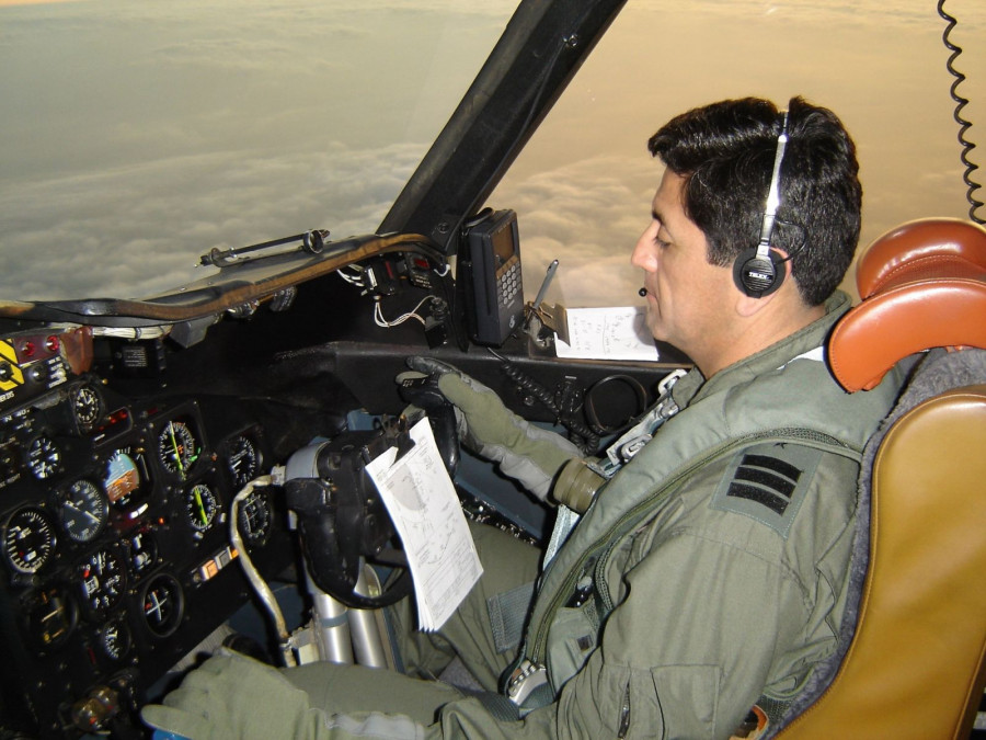 Piloto de avión de exploración aeromarítima P-3ACH Orion con chaleco salvavidas Mustang Survival. Foto: Armada de Chile