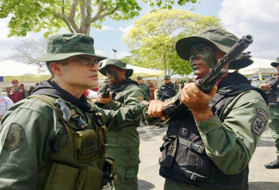El comandante general de Guardia Nacional pasa revista a la tropa del nuevo destacamento. Foto: Agencia Venezolana de Noticias.
