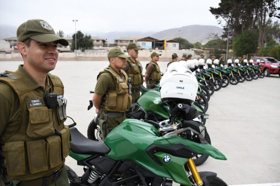 Ceremonia de entrega de las 14 motos y dos camionetas 4x4. Foto: Carabineros