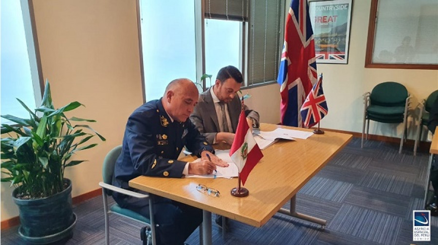 Firma del convenio entre Conida y la Agencia Espacial del Reino Unido. Foto: Conida