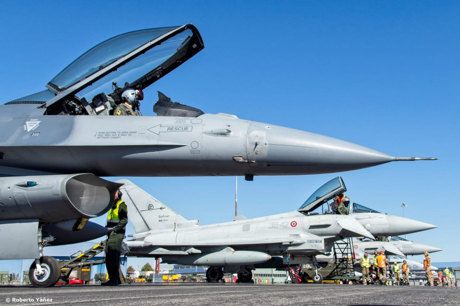 Un F-16 griego y un Eurofighter italiano en la base de Albacete. Foto: Ejército del AireRoberto Yáñez